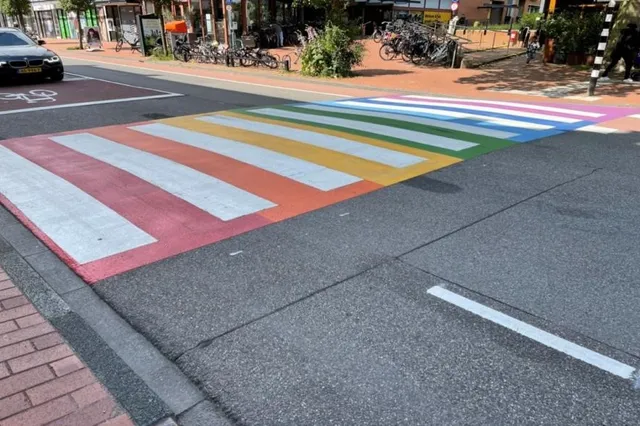 Regenboogzebrapad gaat naar Stationsstraat