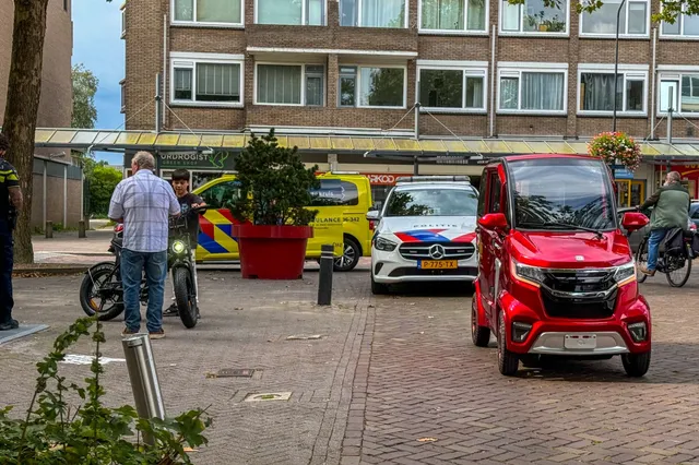 Jongens op fatbike botsen met brommobiel
