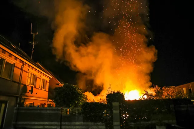 Metershoge vlammenzee midden in nacht aan het Kasteel