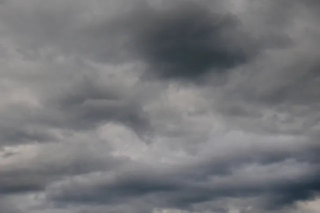 Grijze luchten boven Apeldoorn: frisse start, later kans op buien