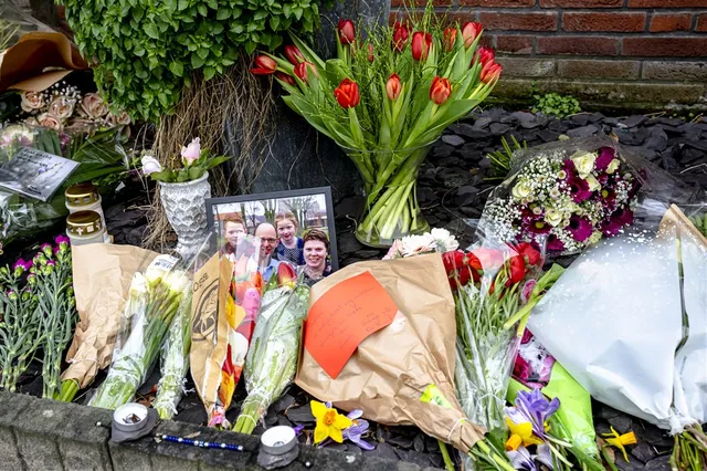Bloemen en kaarsjes bij woning overleden gezin Raamsdonksveer
