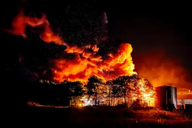 [GRIP1] Scherpe deeltjes van zonnepanelen vallen als regendruppels naar beneden bij grote brand Dongen