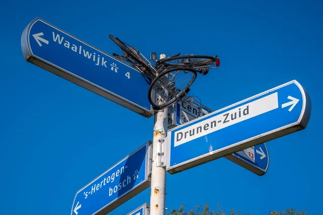 Wéér fietsen in ANWB-paal gehangen in Drunen