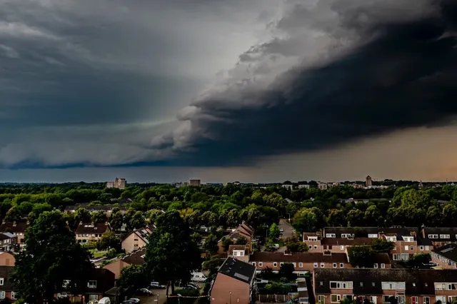 Zwoele zomerse avond voor de bui losbarst, code geel verlaat