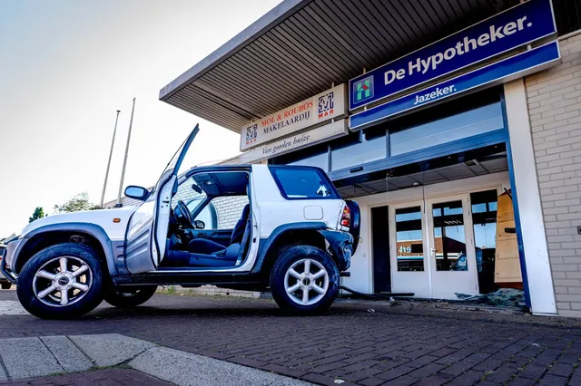 [VIDEO] Bestuurder ramt gevel van leegstaand bedrijfspand in Raamsdonksveer