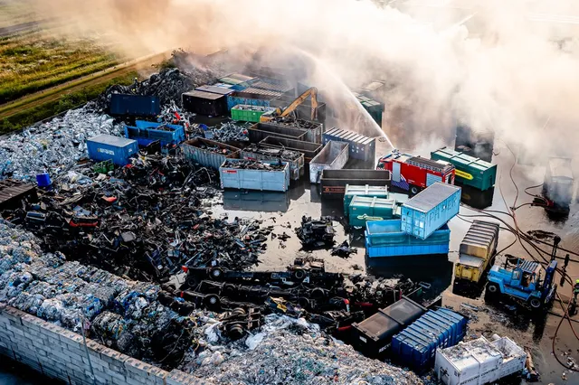 Illegaal gesloopte bussen op terrein van door brand getroffen recyclingbedrijf Van Puijfelik in Oosterhout
