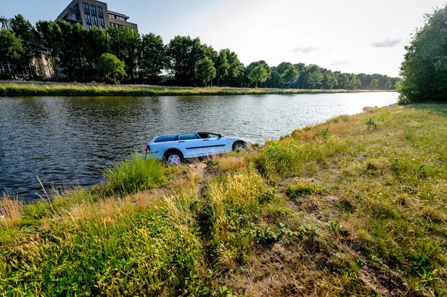 Bestuurder belandt met auto in Wilhelminakanaal in Oosterhout