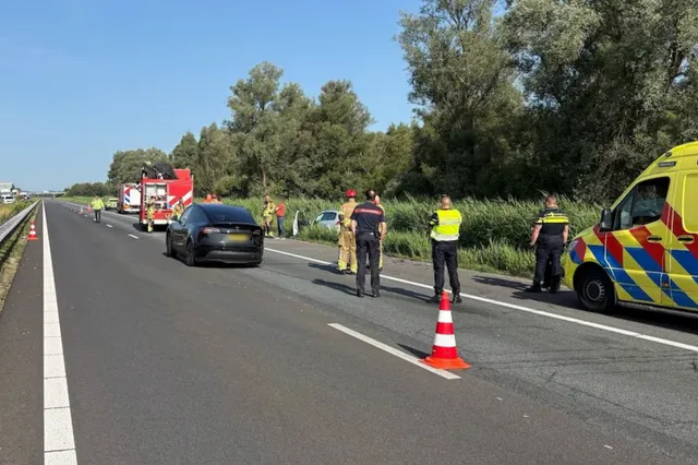 Twee gewonden bij ongeval op A59 bij Waspik, auto belandt in berm