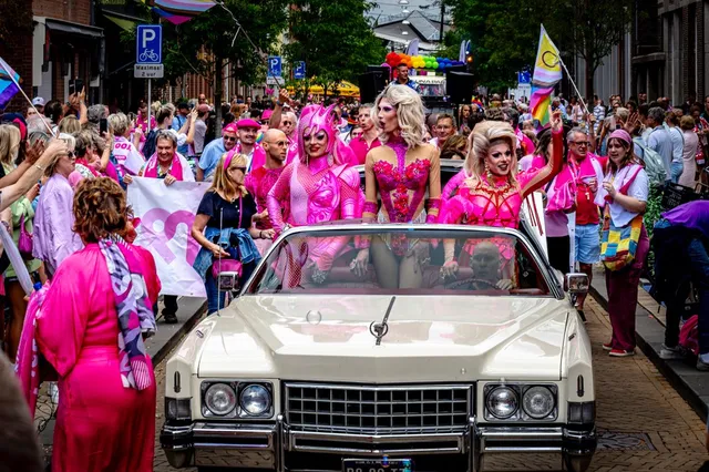 Roze Maandag op Tilburgse Kermis 2025 kleurt ondanks regen opnieuw roze