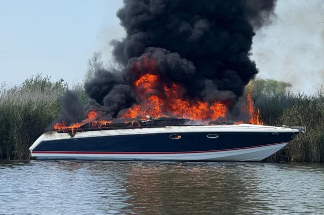 Speedboot vat vlam en brand uit op de Aakvlaai in de Biesbosch
