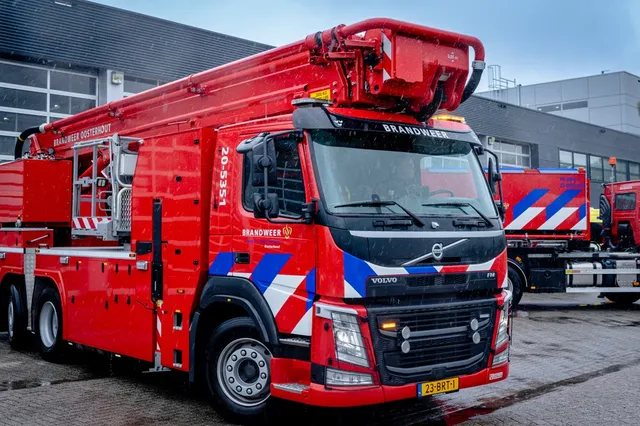 Grote brand treft meerdere huizen in Deurne, straat deels ontruimd