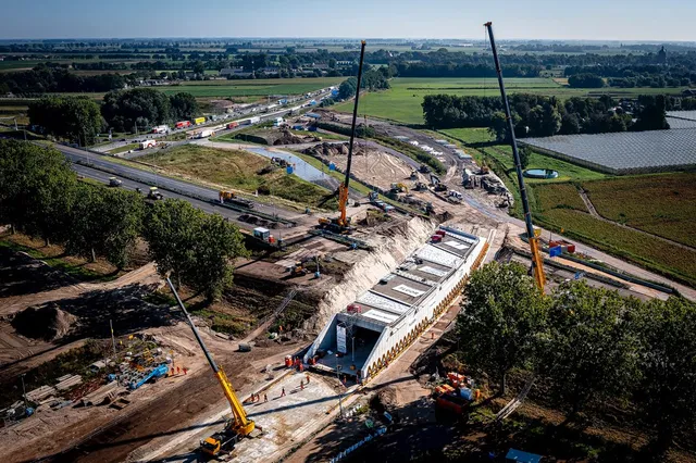 Tunnelbak onder A27 bij Raamsdonksveer bijna op zijn plek, alles gaat volgens planning!