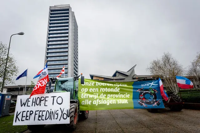 [VIDEO] Brabantse boeren op protesttocht bij Brabants provinciehuis in Den Bosch