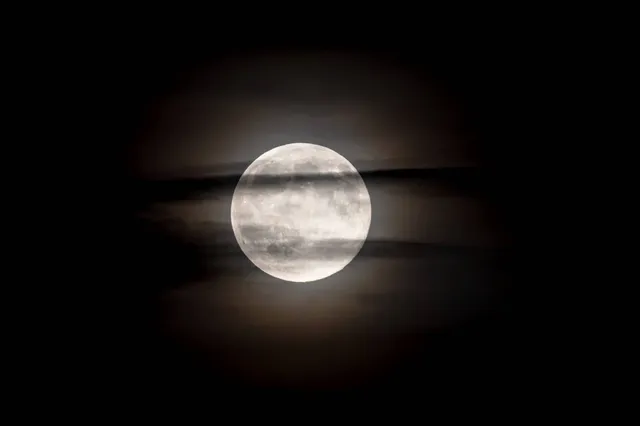 Supermaan verlicht hemel