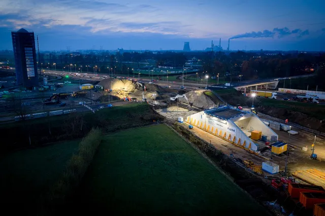 [VIDEO] Tweede tunnelbak wordt geplaatst onder de Oosterhoutseweg in Raamsdonksveer