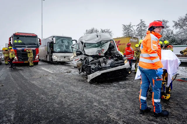 [VIDEO] Vrachtwagen raakt van de weg, touringcar ramt bestelbus en botst tegen vrachtwagen op A27