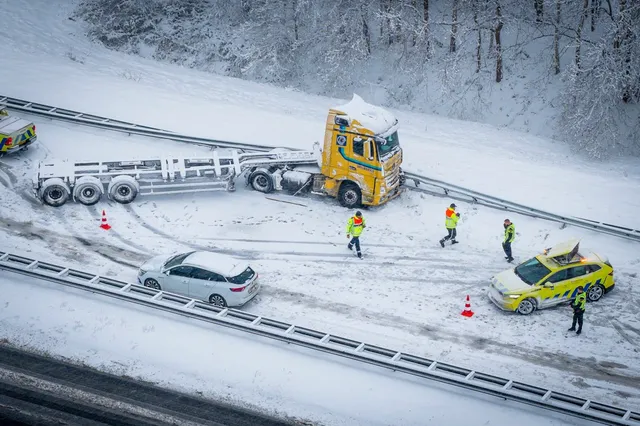 Vrachtwagen geschaard op A59 bij Made, snelweg tijdelijk afgesloten