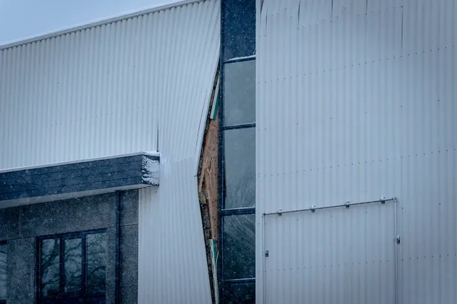 Dak van bedrijfshal dreigt in te storten door sneeuwbelasting in Tilburg