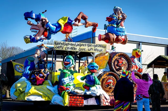 [VIDEO] Grote (kleine) optocht in veelbesproken Moerdijk Spieringskruiersdurp.