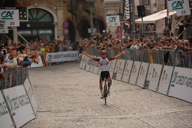 Marc Hirschi gana la Prueba Villafranca tras una caída de Juan Ayuso en el último kilómetro