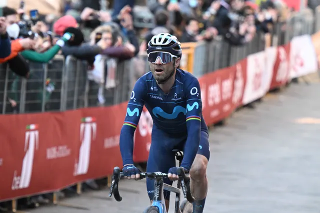 Alejandro Valverde se entrena en Sierra Nevada con el Movistar Team portando el maillot arcoíris