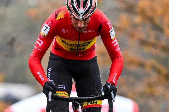 Un ciclista que no quiso frenar provoca el primer abandono de la temporada de Felipe Orts