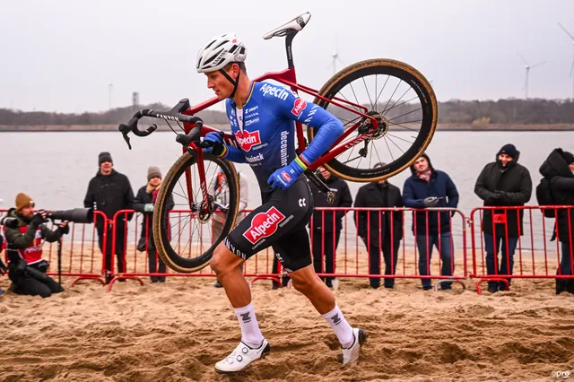 Mathieu van der Poel, tras ganar la Copa del Mundo de Benidorm: "Ha sido una batalla preciosa con Van Aert"