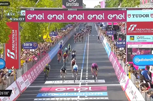 VÍDEO: El tremendo momento en el que Alberto Dainese se impone con foto-finish a Matthews y Milan en la 17ª etapa del Giro