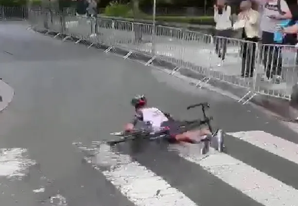 VÍDEO: La perspectiva en primera persona de la caída de Juan Ayuso que amenaza su Vuelta a España