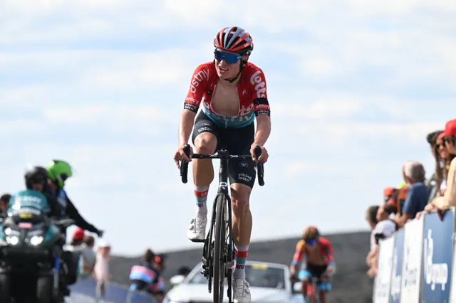 UAE Tour: Lennert Van Eetvelt se lleva la etapa final y la general del UAE Tour; podium de Pello Bilbao