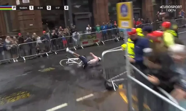 VÍDEO: Dramático accidente de Mathieu van der Poel liderando el Mundial a 15 km del final