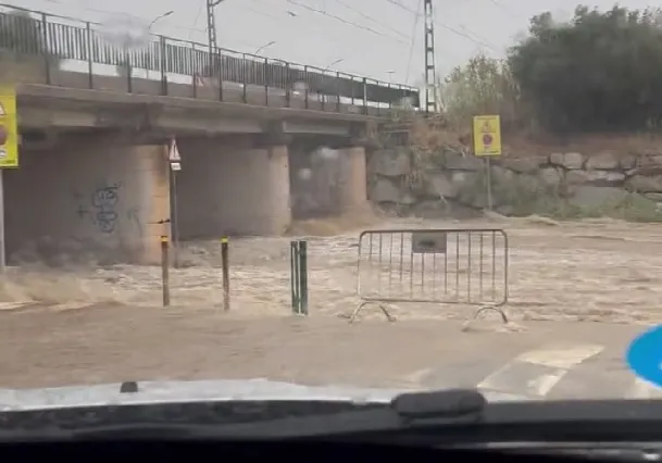 VÍDEO: ¡Riesgo de neutralización en la etapa de hoy de la Vuelta a España por las fuertes lluvias que inundan Barcelona!