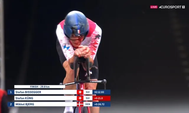 VÍDEO: Stefan Küng cruza la meta ensangrentado tras una terrible caída en la contrarreloj del Campeonato de Europa