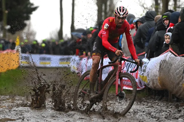 Felipe Orts le dedica entre lágrimas su histórico podio en el Exact Cross de Loenhout a su tío, que falleció un día antes de la carrera