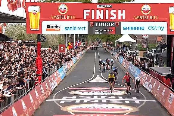 ¡Tom Pidcock, campeón de la Amstel Gold Race tras un final tremendo! Mathieu van der Poel se reserva para su duelo en Lieja contra Pogacar