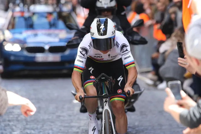 Remco Evenepoel echa humo porque la Itzulia permitió llevar a BORA calcetines en los cascos de la crono: "Se suponía que ya estaba prohibido"