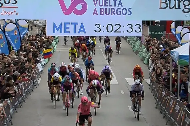 Lotta Henttala gana la etapa 1 de la Vuelta a Burgos Feminas en un final donde Elisa Balsamo sufrió una brutal caída contra las barreras