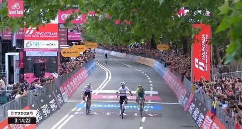 ¡Jhonatan Narváez gana a Tadej Pogacar en la línea de meta y es el primer líder del Giro de Italia 2024!