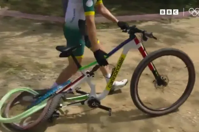 VÍDEO: ¡Shock en la prueba femenina de Mountain Bike! Candice Lill se queda sin medalla tras reventar su rueda trasera por completo