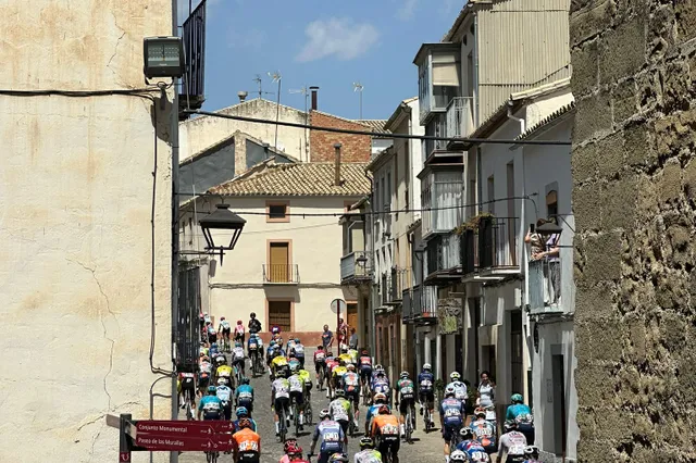 EN DIRECTO | Etapa 8 Vuelta a España 2024: ¡Los ciclistas salen de Úbeda en una jornada rompepiernas que puede reventar la general!