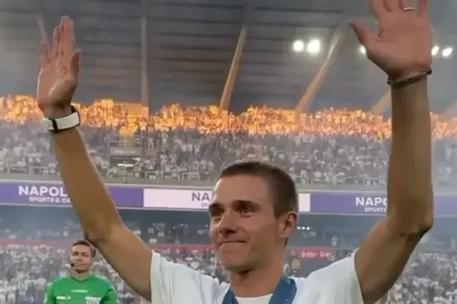 Bélgica homenajea a Remco Evenepoel en el estadio del Anderlecht, ante la orgullosa mirada de Eddy Merckx