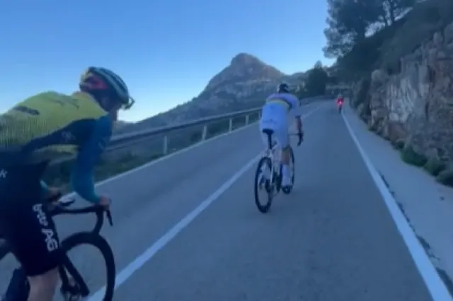 Un ciclista belga de 17 años intentó seguir a Tadej Pogacar en el Coll de Rates: "Sus directores deportivos me dieron una palmadita en la espalda después"