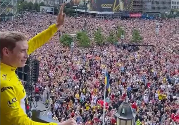 VIDEO: Vingegaard welcomed home by thousands of adoring fans in Copenhagen