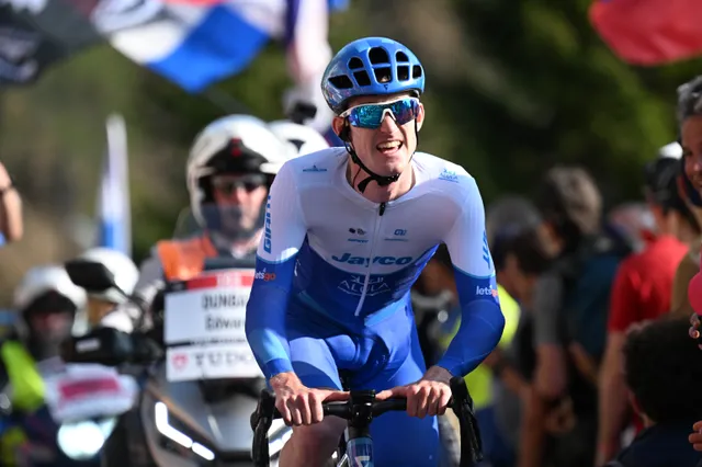 Abandon! Eddie Dunbar crashes out in the neutralized zone of stage 5 at the Vuelta a Espana