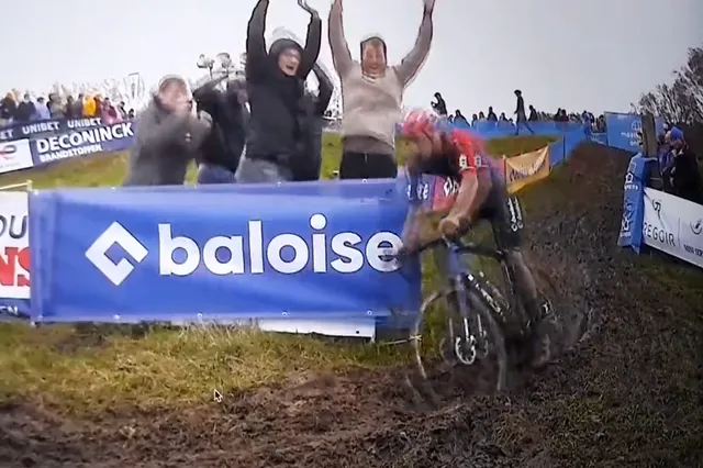 VÍDEO: Thibau Nys cai ao chão antes de ser assustado pelos fãs no Koppenbergcross