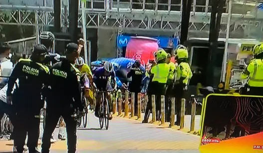 Chaos at the end of the Tour Colombia 2024: Police caught filming the race instead of controlling the crowd that was hindering the cyclists