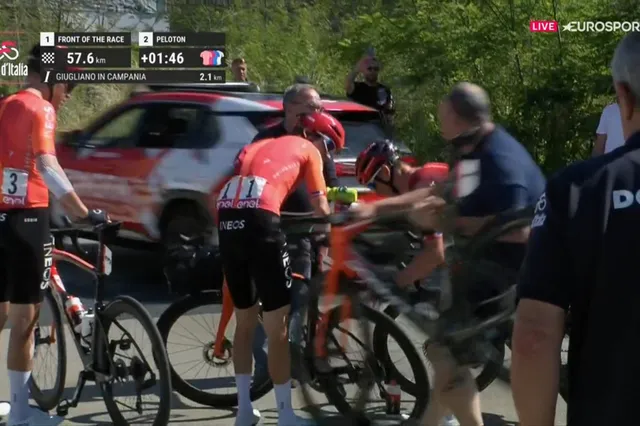 Geraint Thomas e Max Schachmann envolvidos numa queda a meio da etapa do Giro