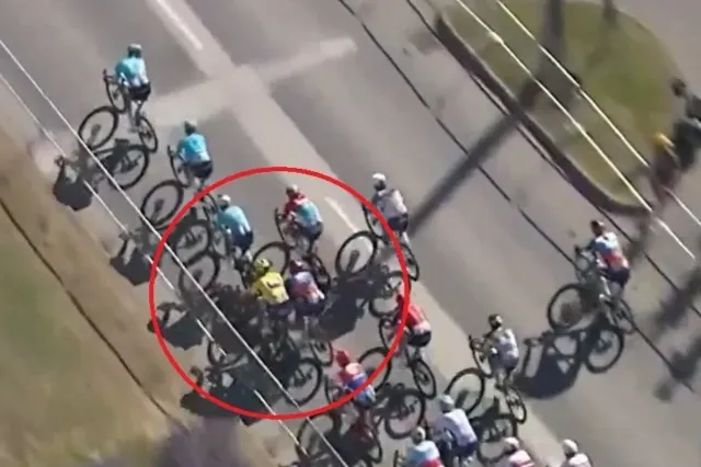 VÍDEO: Dylan Groenewegen (novamente) debaixo de fogo depois de uma manobra perigosa no sprint da Volta à Hungria quase provocar queda de Sam Welsford