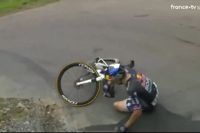 Video - O momento em que Roglic vai ao chão quando seguia na roda de Evenepoel