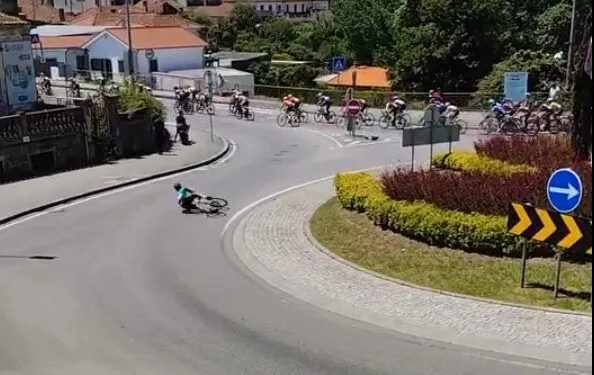 VIDEO - Ziortza Isasi da A.C. Abadinõ tem uma queda assustadora na 1ª Etapa da Volta Portugal Feminina